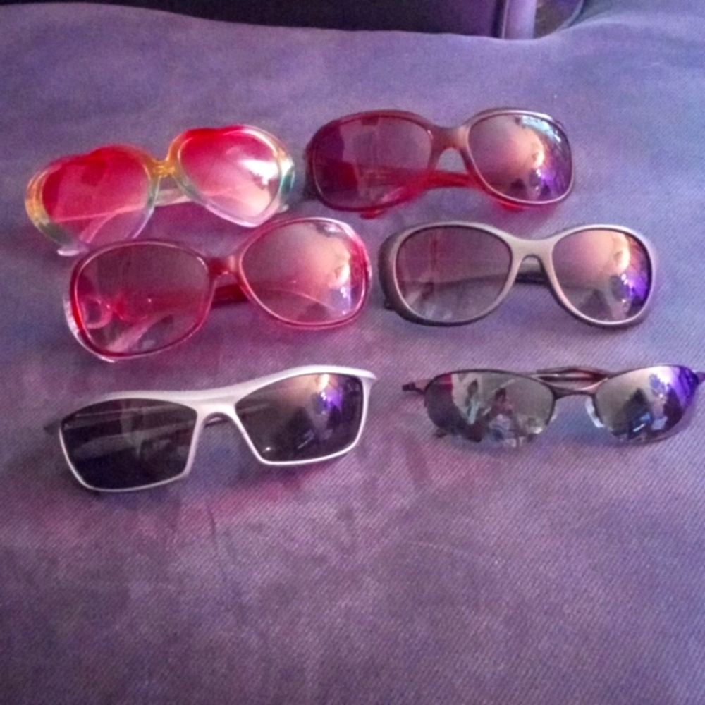 6 Pairs Of Sunglasses 😎. Assorted.